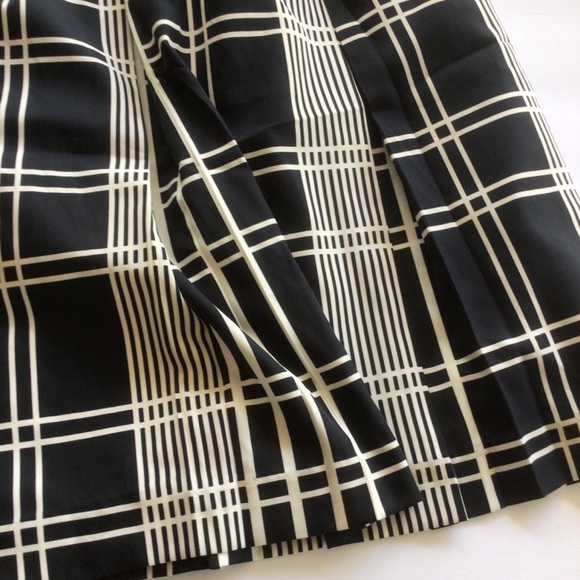 BANANA REPUBLIC BLACK AND WHITE FLARED SKIRT SIZE 8 - Picture 8 of 9